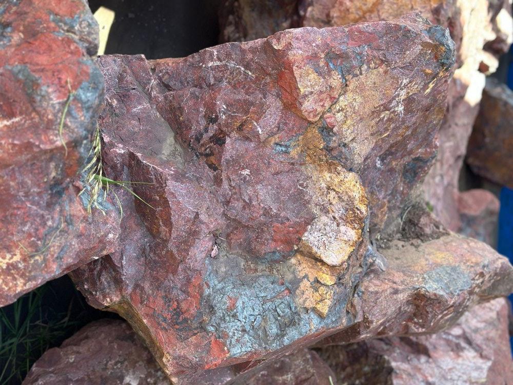 Камни для ландшафтного дизайна красно-фиолетовые 10-60 килограмм купить в Серове