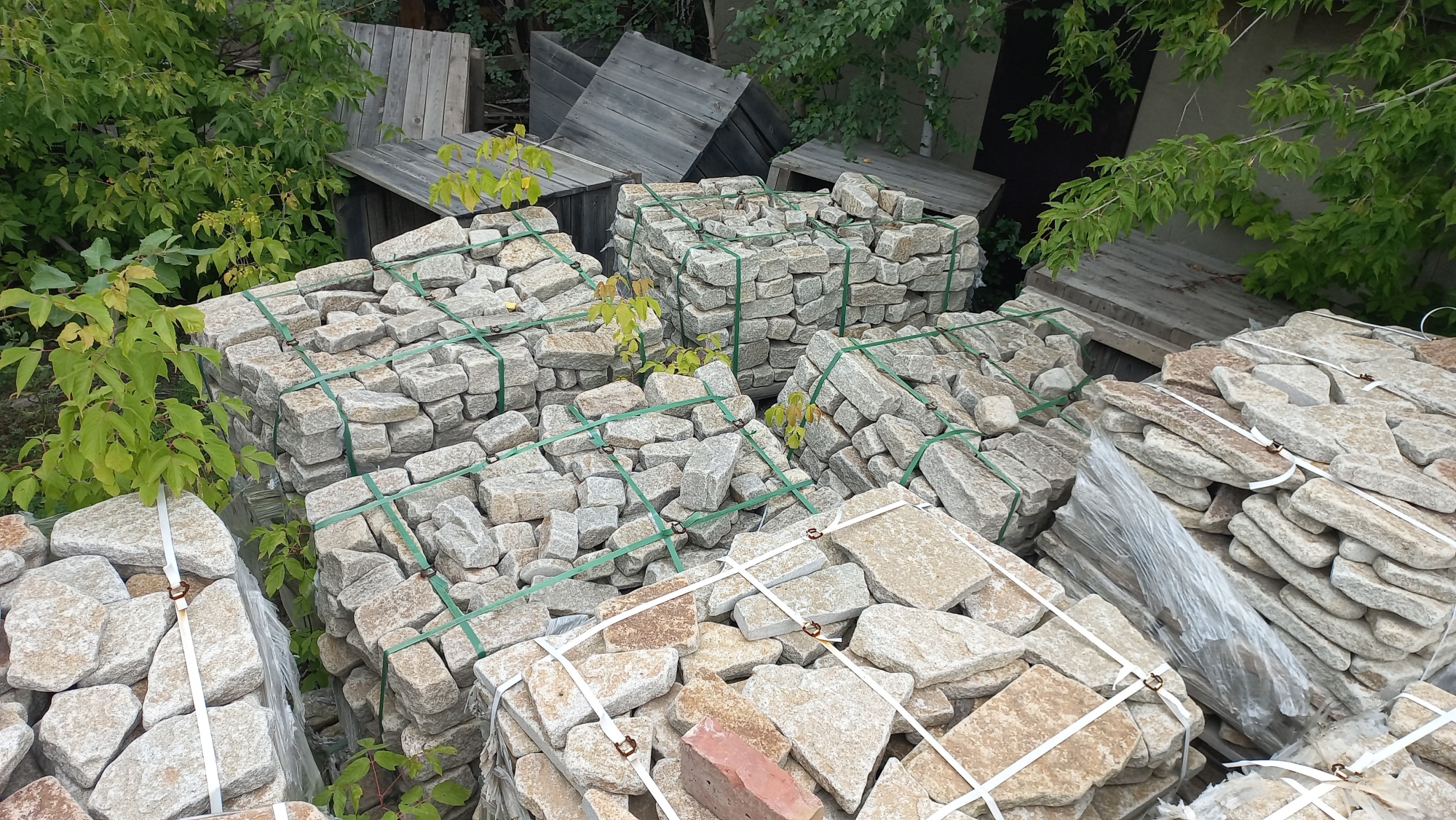 Плитняк галтованный гранитный для ландшафтного дизайна купить в Серове