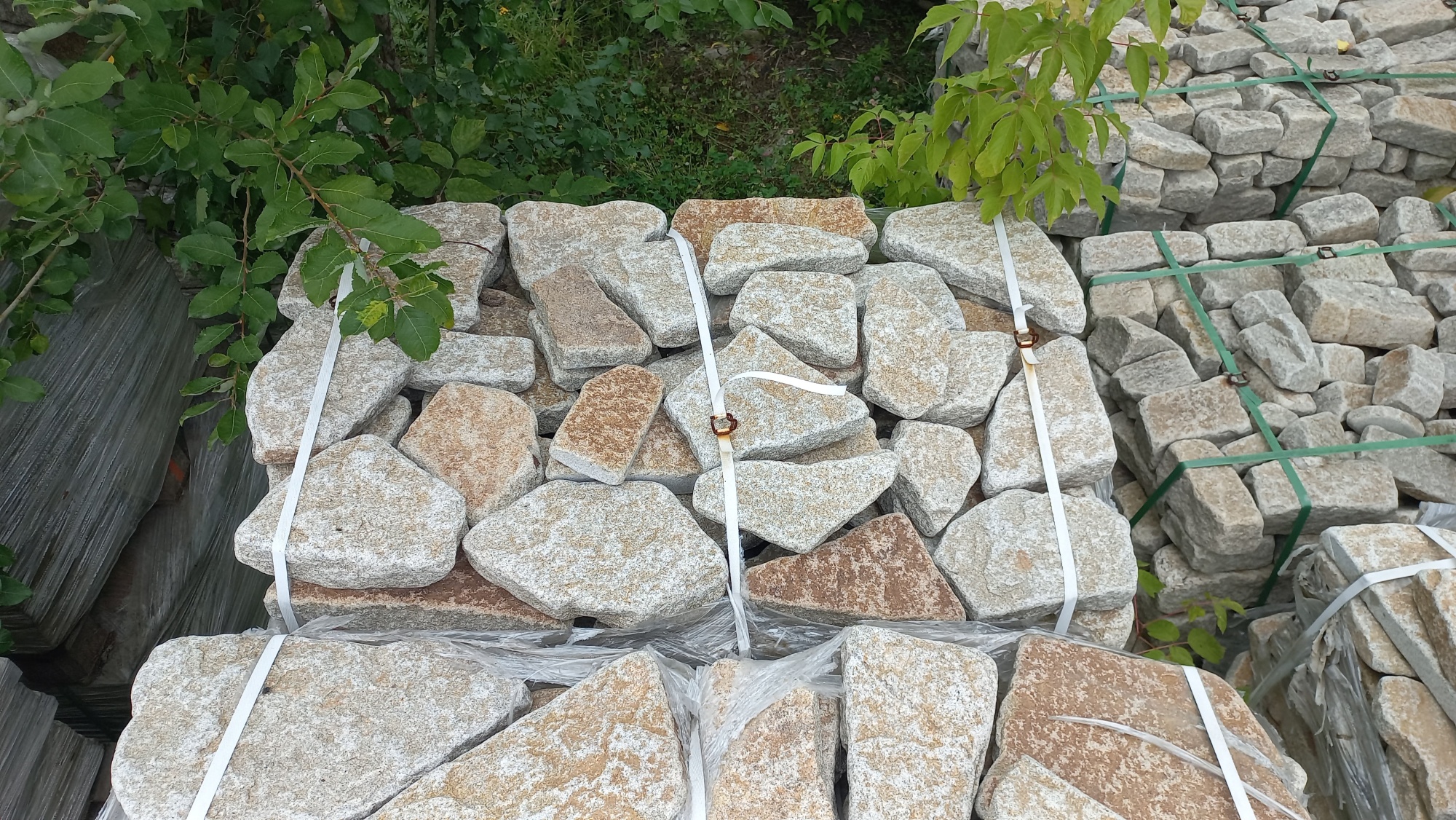 Плитняк галтованный гранитный для ландшафтного дизайна купить в Серове