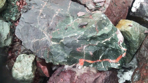 Гигантские зелёные валуны для ландшафтного дизайна весом более 5 тонн купить в Серове