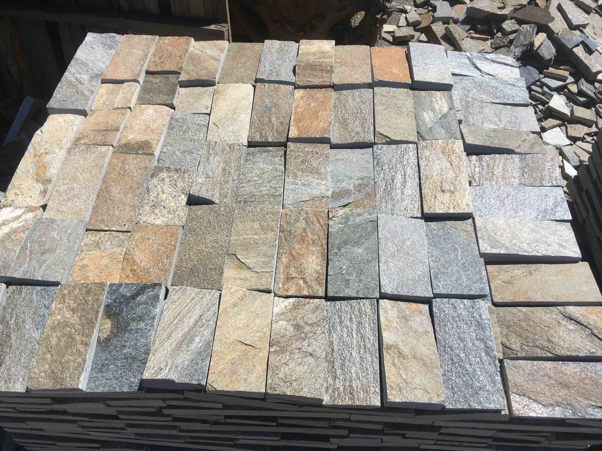 Плитка пилёная златолит Уральский для цоколя, отмостки купить в Серове