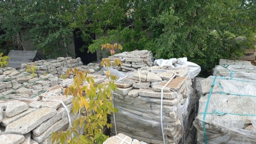 Плитняк галтованный гранитный для ландшафтного дизайна купить в Серове