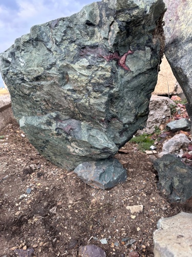 Гигантские зелёные валуны для ландшафтного дизайна весом более 5 тонн купить в Серове