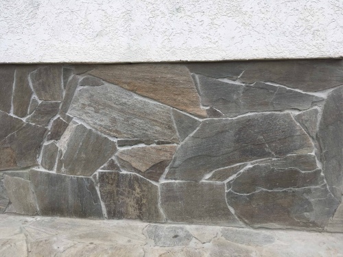 Плитняк златолит Уральский для цоколя, отмостки купить в Серове