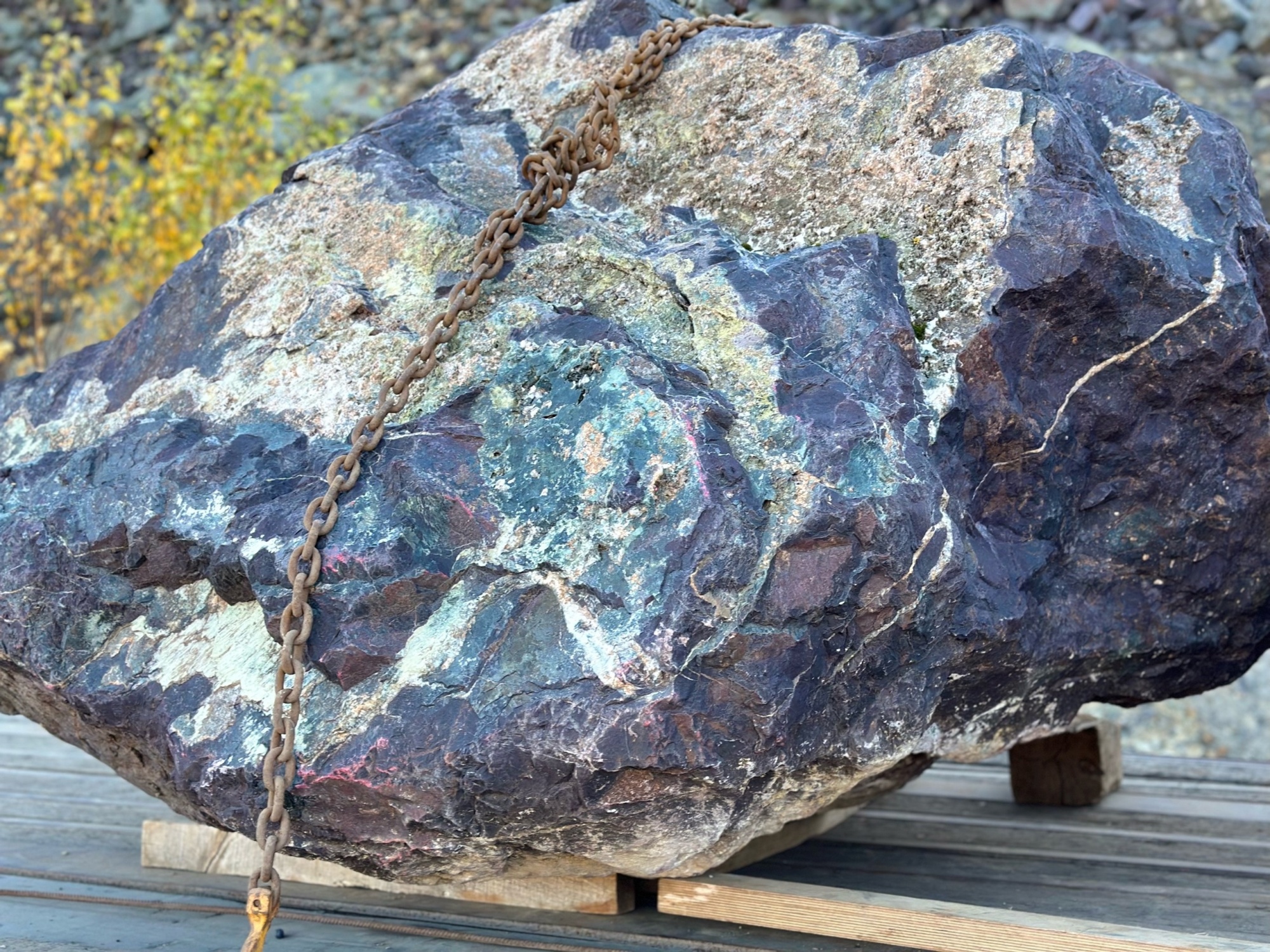 Огромные красно-фиолетовые валуны для ландшафтного дизайна весом более 5 тонн купить в Серове