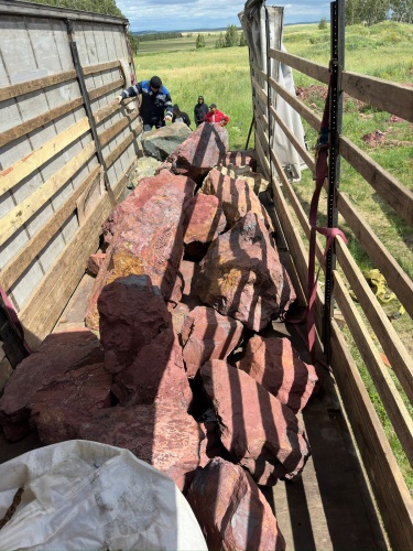 Ландшафтные глыбы красно-фиолетовые 200-1000 килограмм купить в Серове