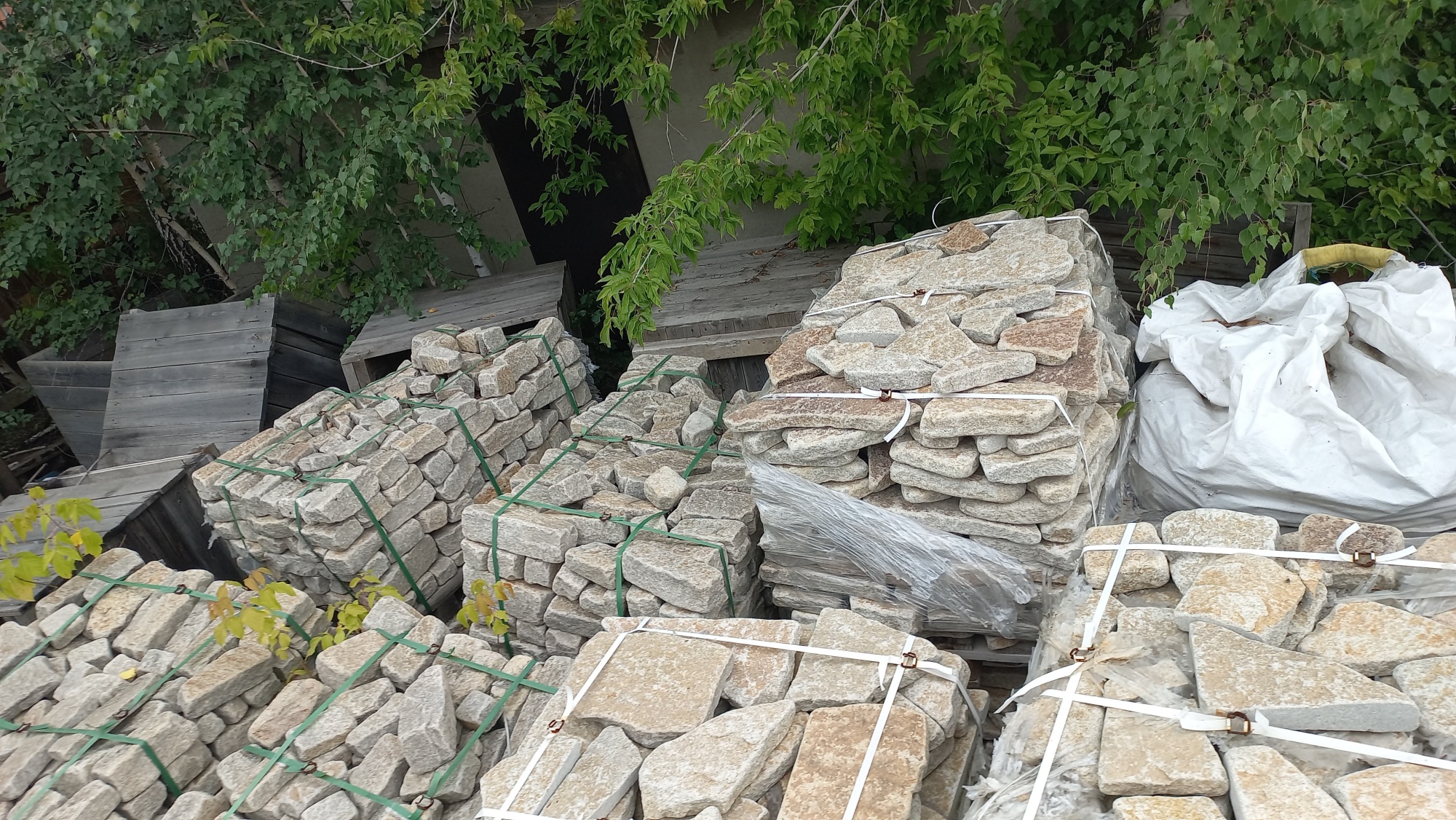 Плитняк гранитный галтованный купить в Серове