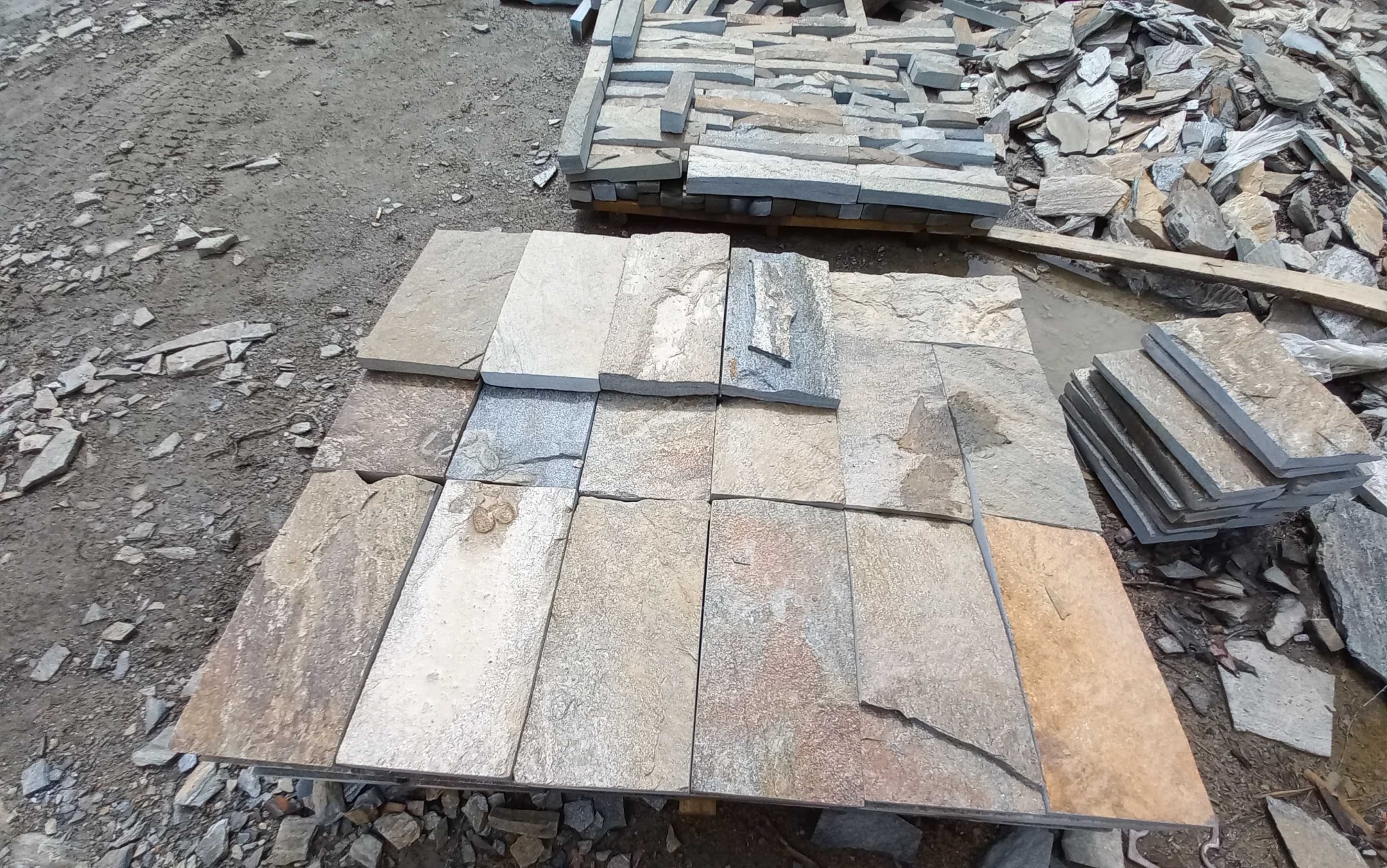 Плитка пилёная златолит Уральский для цоколя, отмостки купить в Серове