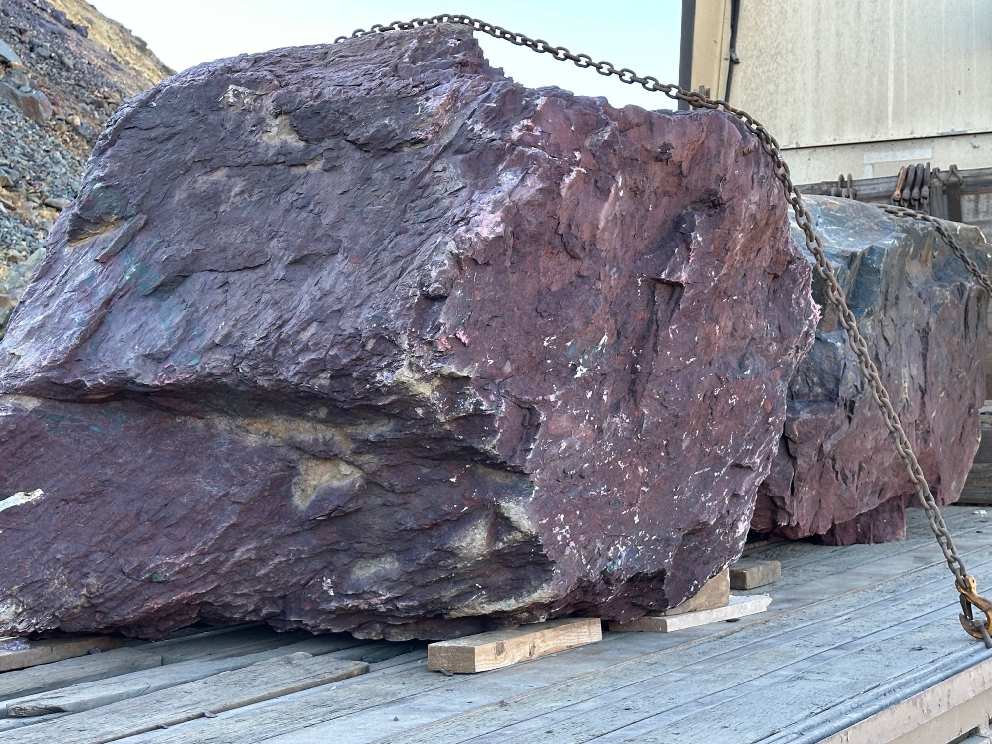 Огромные красно-фиолетовые валуны для ландшафтного дизайна весом более 5 тонн купить в Серове