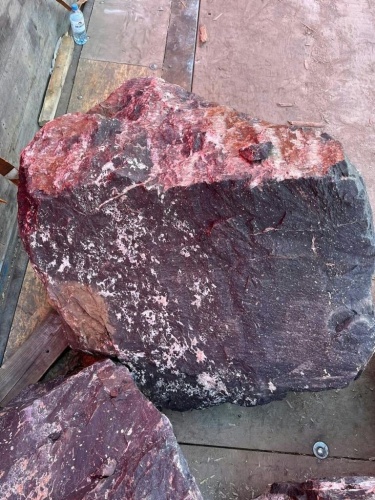 Камни для ландшафтного дизайна красно-фиолетовые 10-60 килограмм купить в Серове