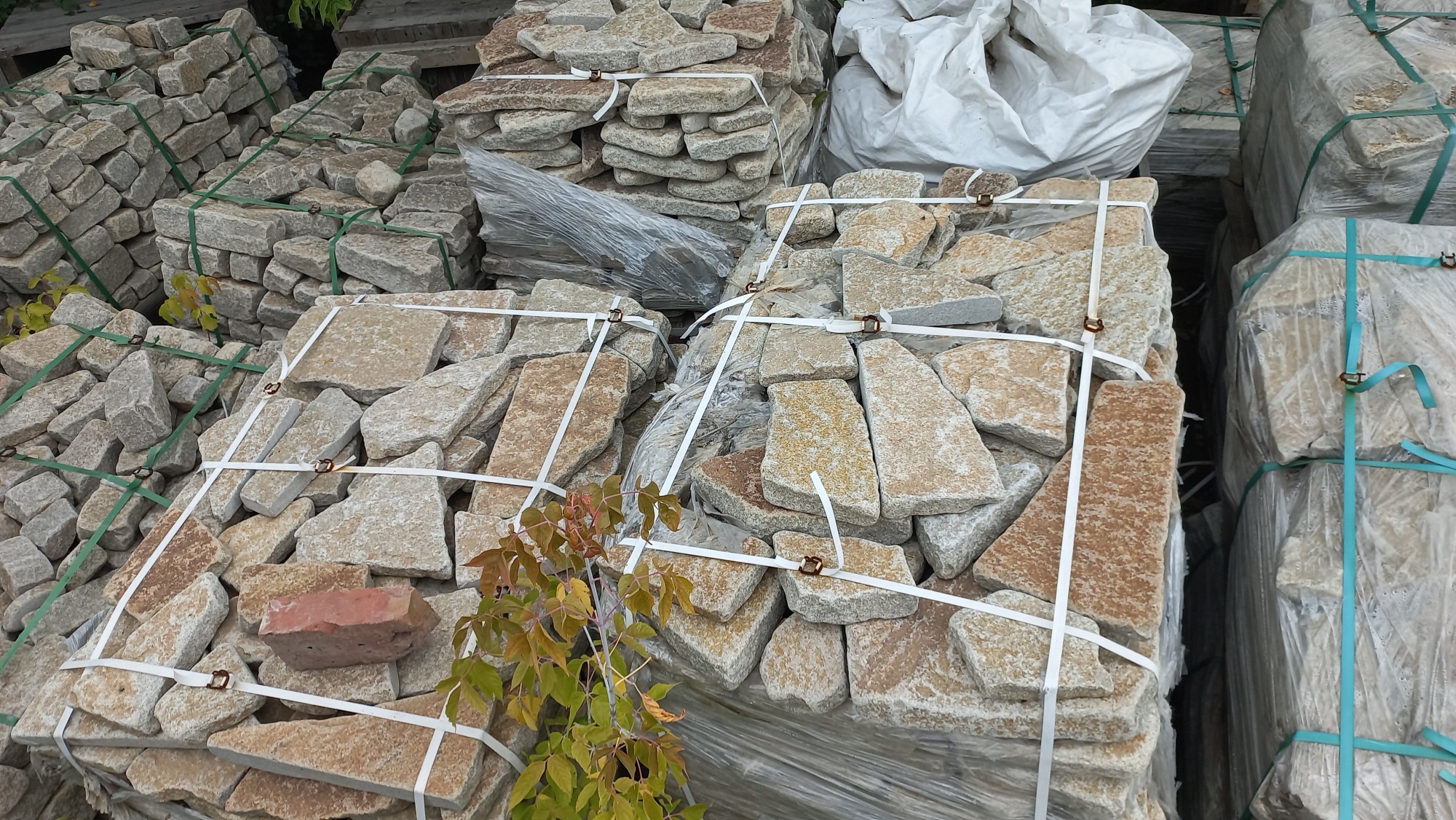 Плитняк гранитный галтованный купить в Серове