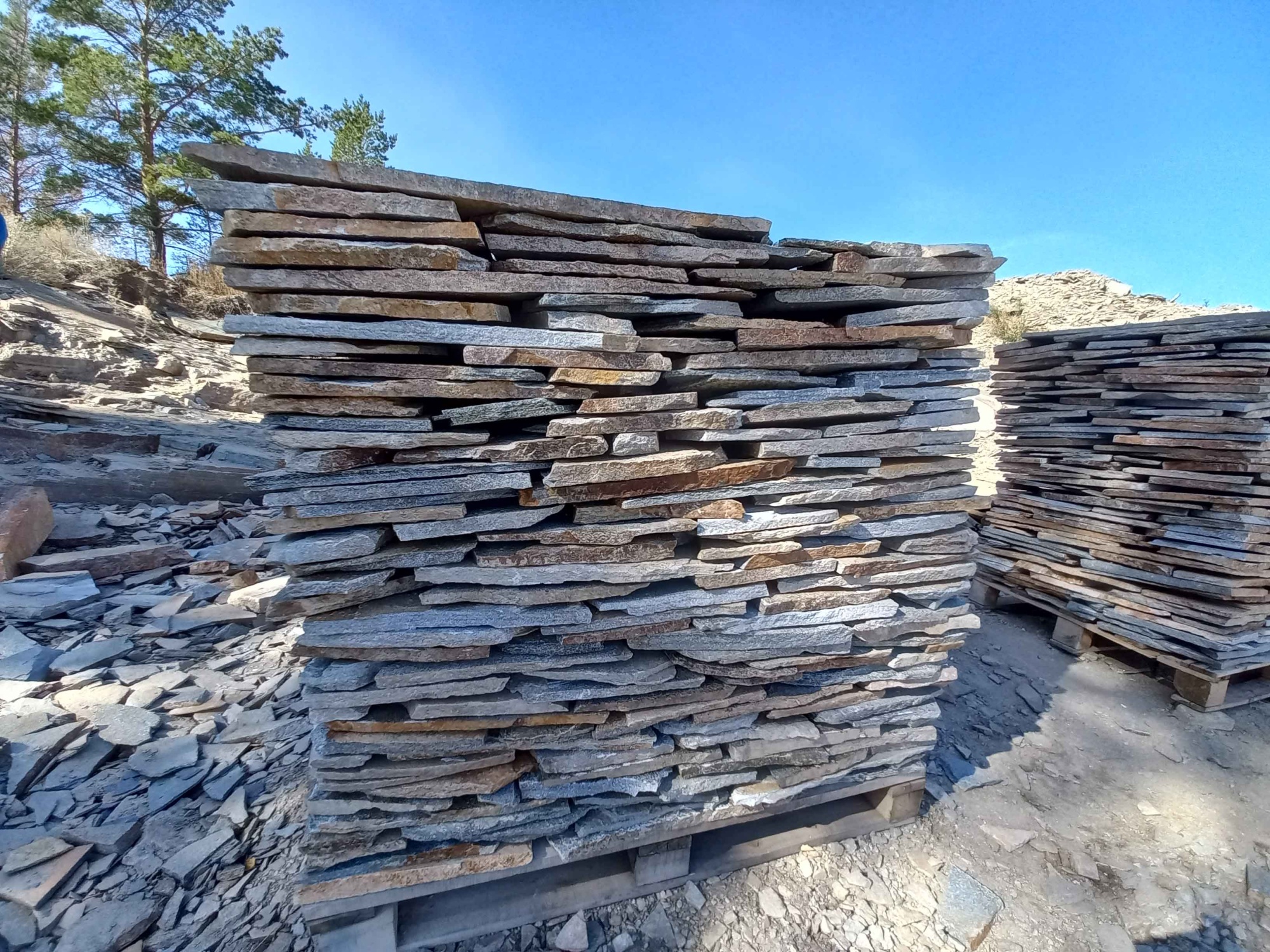 Плитняк златолит серебристый для фасада купить в Серове