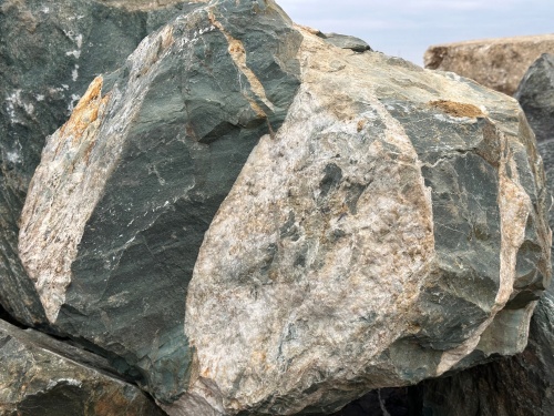 Гигантские зелёные валуны для ландшафтного дизайна весом более 5 тонн купить в Серове