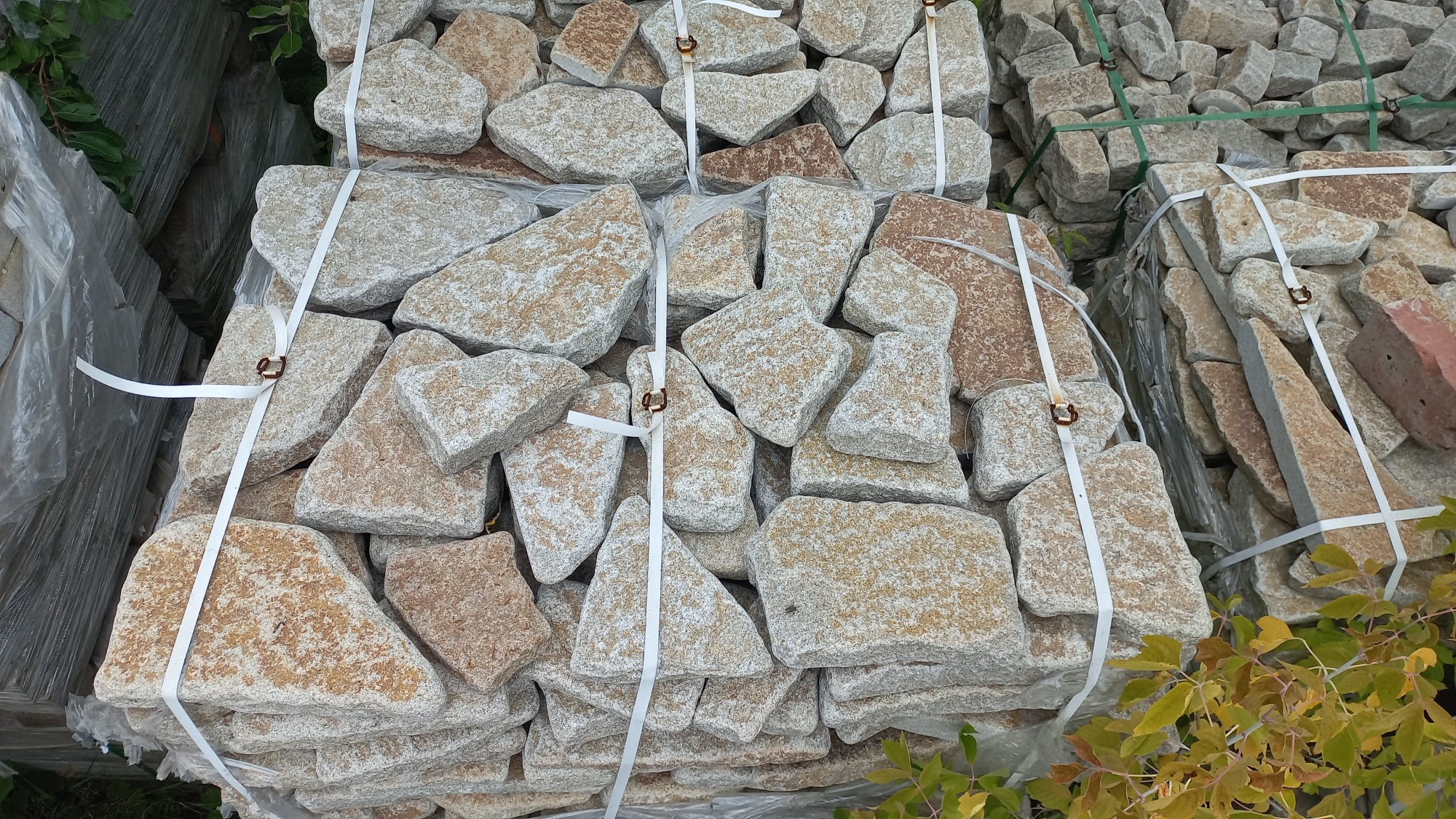 Плитняк галтованный гранитный для ландшафтного дизайна купить в Серове