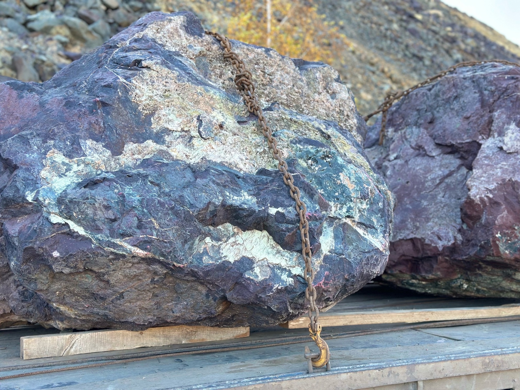 Огромные красно-фиолетовые валуны для ландшафтного дизайна весом более 5 тонн купить в Серове