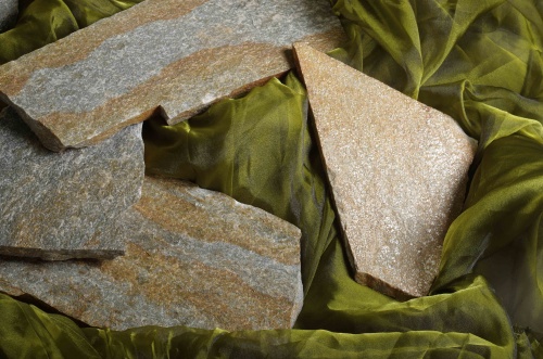 Плитняк златолит Уральский для цоколя, отмостки купить в Серове