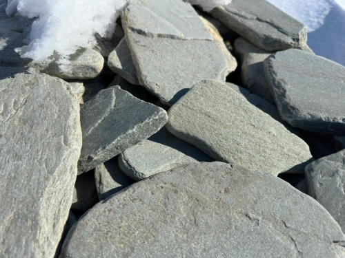 Плитняк златолит зелёный галтованный для цоколя купить в Серове