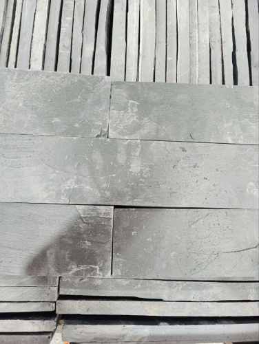 чёрная плитка из натурального камня