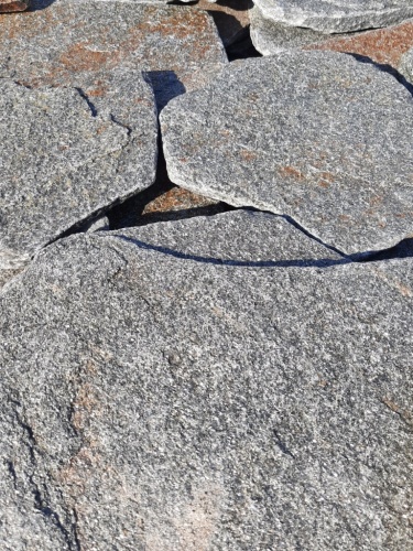 Златолит серебристый галтованный для лестниц купить в Серове