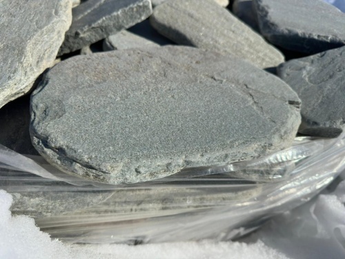 Плитняк златолит зелёный галтованный для мощения на бетон купить в Серове